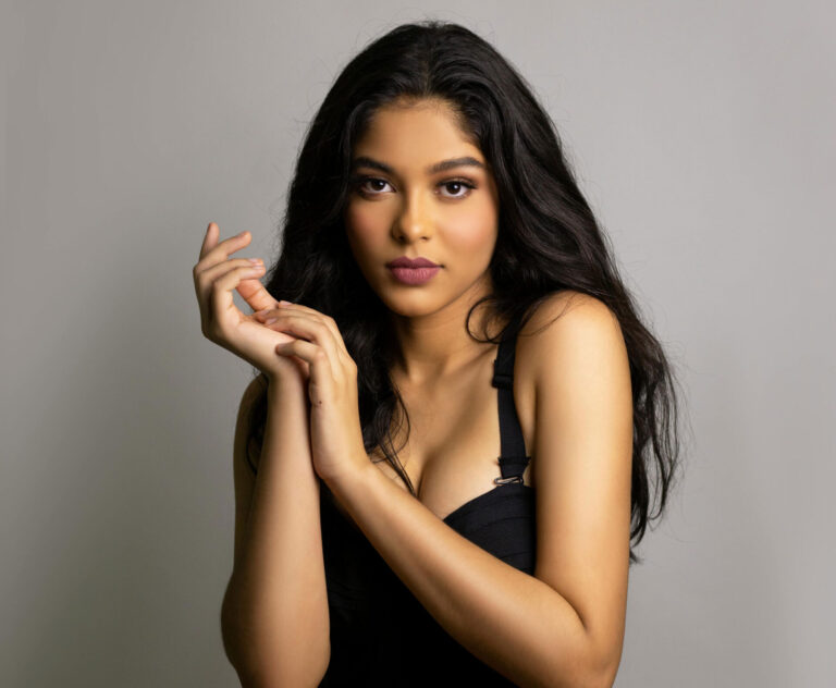 Junge Frau mit langen schwarzen Haaren und geheimnisvollem Blick.